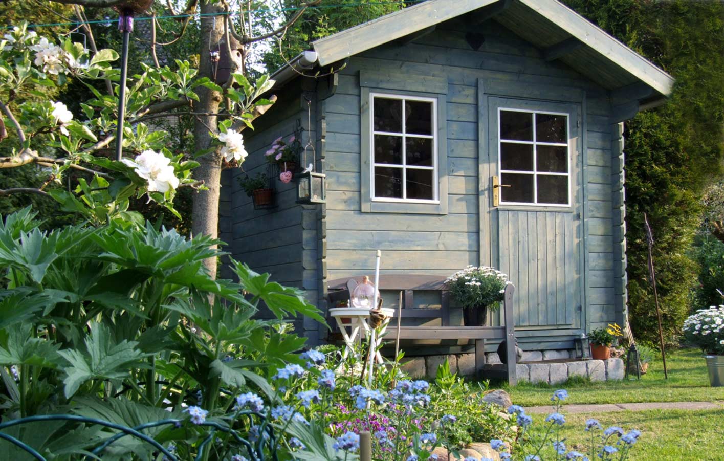 Ob Gartenhaus, Gerätehaus, Blockbohlenhaus, Fahrradhaus oder Mülltonnenhaus - Inspirationen, Informationen und das richtige Holz für Ihr neues individuelles Gartenhaus finden Sie auf gartenhaus-coburg.de